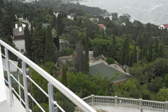 Гостиница Атрий, вид с балкона на Алупку
