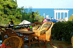 Гостиница отель Красный Мак в Алуште со своим пляжем на центральной набережной возле знаменитой Ротонды. Территория