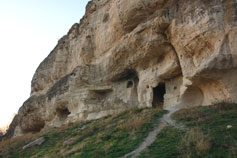 Пещеры в скале в окрестностях Бахчисарая