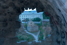 Феодосия. Крепость Каффа. Вид через бойницу башни Климента VI на церковь Иоанна Богослова.