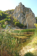 Крым, Краснокаменка, озеро у подножья Гелин-Кая - скалы эллинов