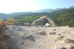 Крым, Краснокаменка, плато Кизил-Таша - Красного камня, развалины башни или греческой часовни