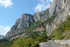 Крым, дорога у подножья  гор