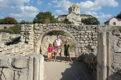 Северо-восточные ворота Херсонеса, вид на Владимирский собор