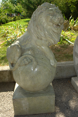 Крым. Белогорск. Парк Тайган. Мраморная скульптура льва на шаре