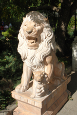 Крым. Белогорск. Парк Тайган. Скульптура льва с львёнком из травертина