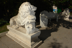 Крым. Белогорск. Парк Тайган. Мраморная скамья со львами и в окружение львов