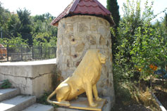 Ялтинский зоопарк Сказка. Скульптура Льва