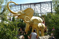 Ялтинский зоопарк Сказка. Скульптура слонов