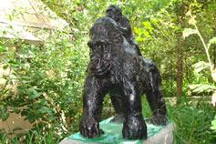 Ялтинский зоопарк Сказка. Скульптура гориллы