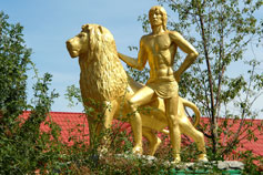 Ялтинский зоопарк Сказка. Скульптурная композиция юноши и льва