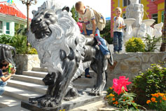 Ялтинский зоопарк Сказка. Скульптура львов