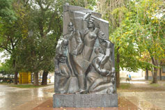 Евпатория. Памятник Коммунарам