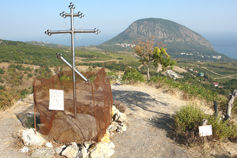 Крым, Краснокаменка, плато Кизил-Таша - Красного камня или Гелин-кая, крест на месте греческой церкви Рождества Богородицы