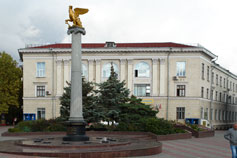 Керчь. Стела с золотым грифоном, символом города героя в честь 2600-летия Керчи на фоне Почтамта