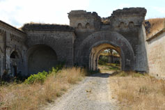 Крепость Керчь. Ворота в центральное укрепление (форт Тотлебен) и примыкающие к ним казармы