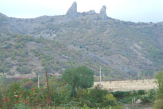 Чатал-Кая - рогатая скала в долине села Веселое (Судакский регион)
