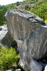 Огромный камень - обломок скалы