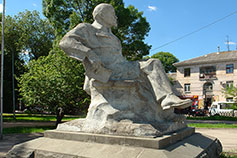 Симферополь. Памятник Ленину у железнодорожного вокзала