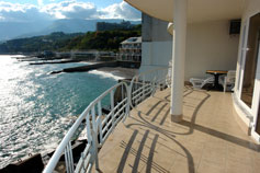 Ялта - отель Яхт-Клуб, вид с балкона на море и пляж